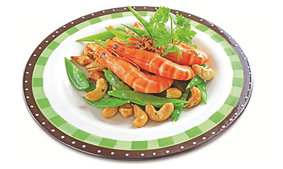 Tôm xào hạt điều và đậu hòa lan